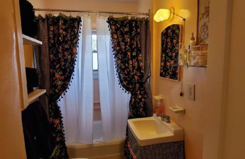 PRIVATE HOME Walk to Downtown CHERRY BLOSSOM COTTAGE Hot Tub SLEEPS UP TO 6 GUESTS - Foto 15