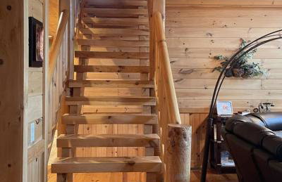 Deluxe log cabin! Pet and motorcycle friendly - enjoy nature with family and friends! 3 Bedroom Cabin by RedAwning - Foto 34