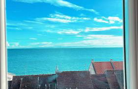 Two Bedroom Flat with Sea Views! - Foto 3