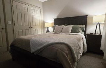 Old Fort Loft King & Queen suites nearest accomodation to Marshals Museum power your EV for free! - Foto 22