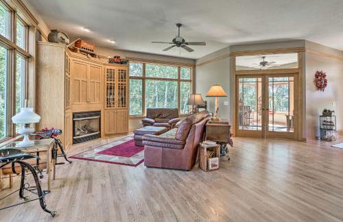 Tranquil Lake Elmo Farmhouse Hiking Nearby! - Foto 2