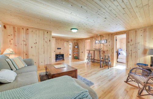 Lakefront Kalkaska Cottage with Fire Pit! - Foto 8