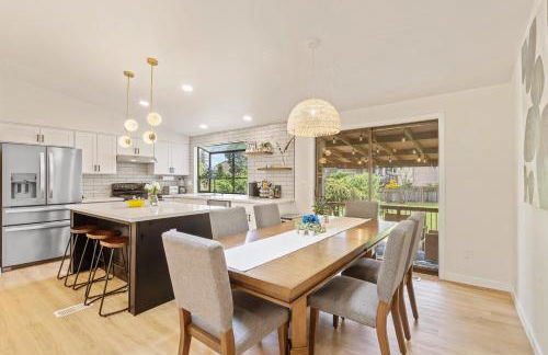 Spacious Modern Retreat w Game Room and Yard - Foto 17