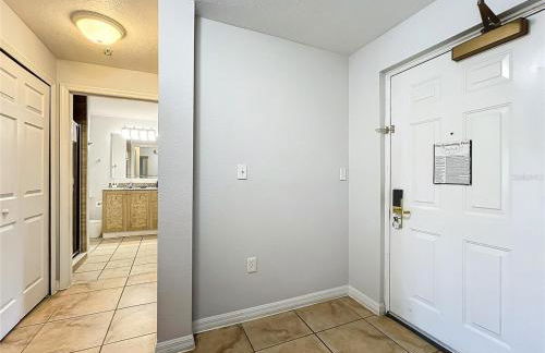 Spacious 3 Bed 3 Bath Luxury Condo 5 min from Disney - Photo 43
