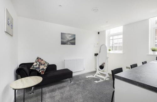 2Bed Flat-Secured Free Parking-by Holiday Homes - Photo 8