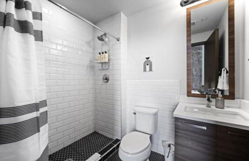 Beautiful Downtown Apartment with Parking, Laundry, & Pool - Photo 17