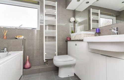 Spacious 5 Bedroom 11 Guest Family House in Horsham - Photo 12