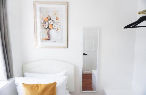 Spacious 3BR Weekend Getaway Home Near Etihad and Coop Live - Free Parking! - Foto 26