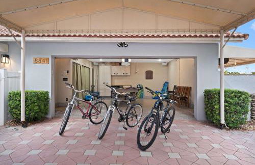 Luxe 4BR Waterfront w Htd Pool 5min to Beach - Foto 116