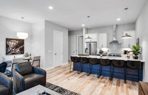 Rooftop Views - Hot Tub - Near Honky Tonks & Bars - Photo 10