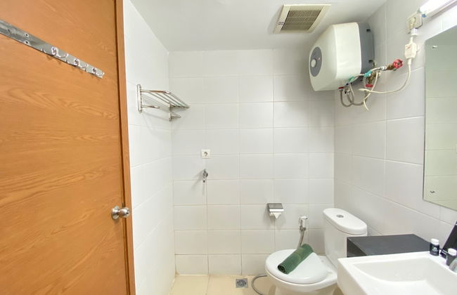 Spacious Studio Room at Beverly Dago Apartment - Photo 13