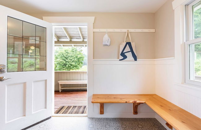 Private Beach Access + Water Views! Sleeps 18, Historic 6bdr Farmhouse w/ Deck - Foto 8