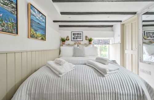 Luxury Couple's Getaway with River Views and Parking - Foto 18