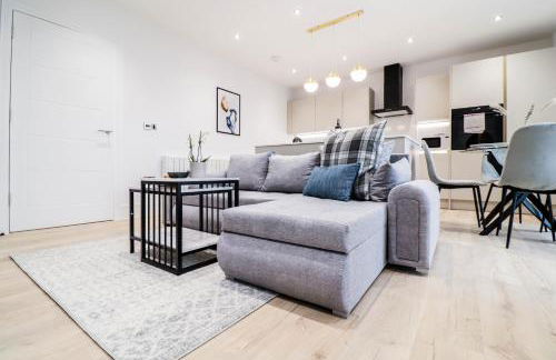 The Abbey Apartment - 1BR Apt with Dedicated Workspace, Fast Wifi & Stylish Kitchen Island & Free Secure Underground Parking - Foto 10