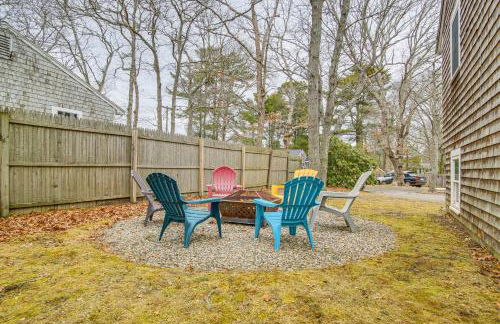 Backyard Chilling Cape Cod Home Steps to Beach - Foto 24