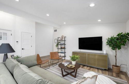 Light-Filled Modern Flat Near 25th Street Fun - Photo 1