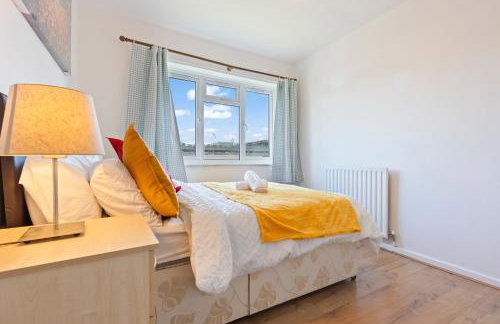 Luxury 2 Bedroom Apartment with Free Parking Opposite Queen Elizabeth Hospital - Photo 4