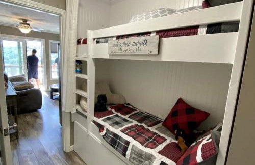 Ski-In Ski-Out Sugar Mountain Getaway with Views and Heated Pool, Hot Tub, Sauna, Gym, and EV - Foto 9