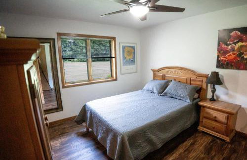 Whispering Woods Estate - Relax, Recharge, Connect - 12 wooded acres, 3 Bedrooms, 3 Baths, sleeps 10 - Foto 6