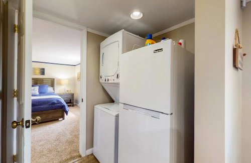 Close to Lake George! Couples Retreat with Pool - Foto 25