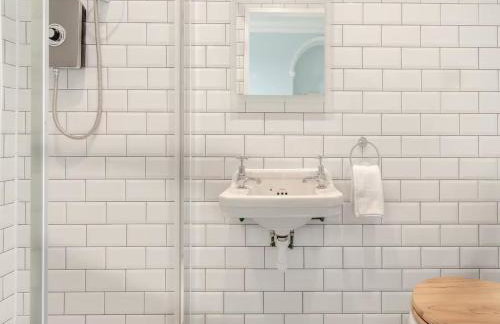 Riverside Georgian House with Hot Tub, Sauna & Parking - Foto 22