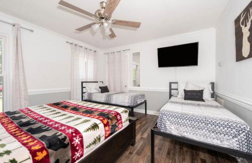 Kernersville King Beds Hot Tub Arcade Firepit - Photo 12