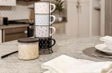 Stunning Lake Views | DART Train | Gym & Pool - Foto 16