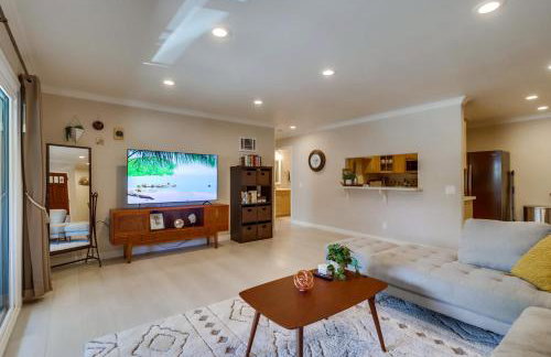 Entire Private Home with 3 Bedrooms 2 Bathrooms, Family Home Free Pool, Tub and Parking, Available Now - Foto 2