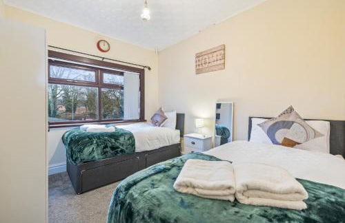 Spacious 4 Bedroom Home Near City Centre Sleeps 11 with Free Parking - Foto 42