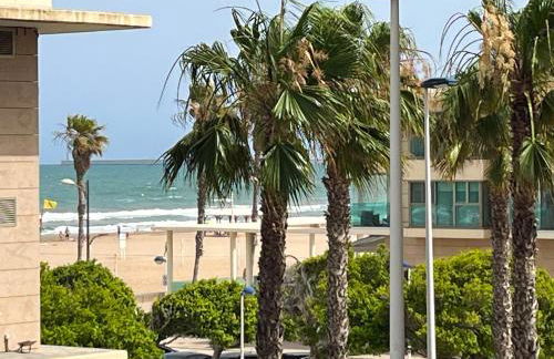 Stylish well-connected beachfront flat - Foto 59