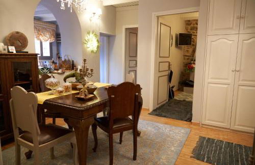 Dandy Villas Dimitsana - a family ideal charming home in a quaint historic neighborhood - 2 fireplaces for romantic nights - Foto 22