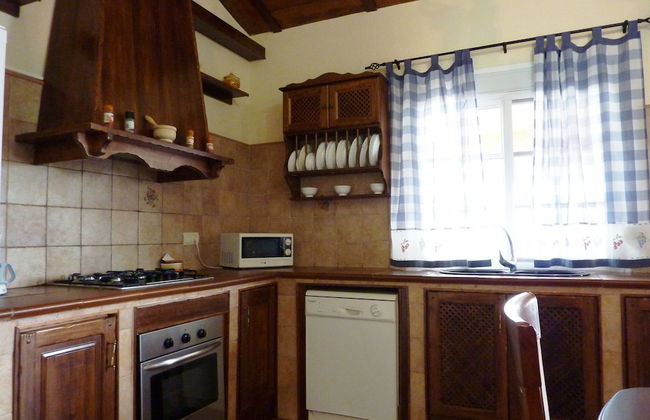 Detached Rural and Rustic House With a Private Swimming Pool - Photo 2