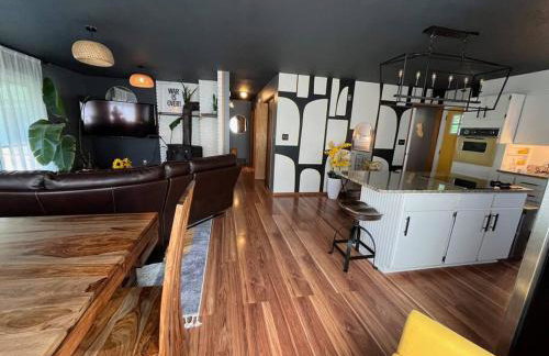 Vibrant Forest Retreat - Game Room, Spa, Fire Pit - Sleeps10 - Foto 39