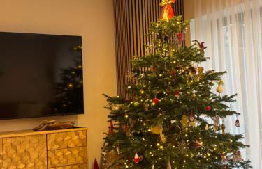 Modern Luxury Home with Spacious Garden close to Warner Bros Studio - Foto 33