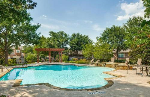 The Castle! by the Lake with Pool & Balcony West Plano - Foto 2