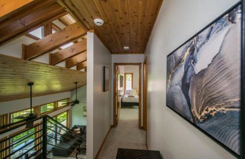 Mountain View 3BR with Sunroom, Close to Ski and Trails - Foto 24