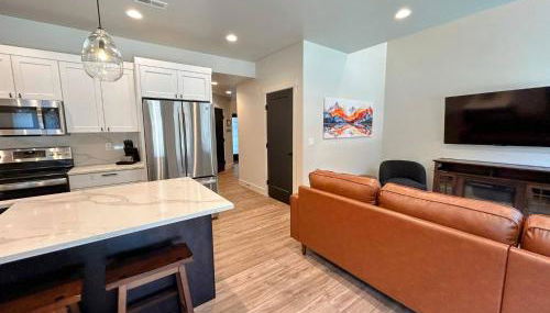 Alpine Escape Luxury Retreat, Hot Tub, Walkable, Mountain Views, 3 King Beds - Foto 3, Other