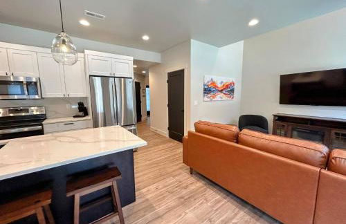 Alpine Escape Luxury Retreat, Hot Tub, Walkable, Mountain Views, 3 King Beds - Foto 3