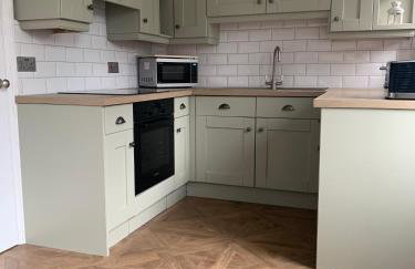 Woodland Cottage - private courtyard - Pet Friendly Retreat in the heart of Windermere - Photo 17