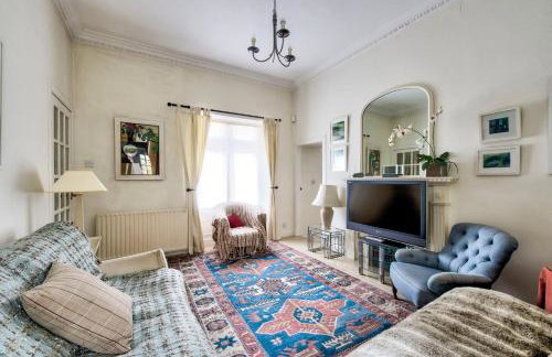 GuestReady - Classic Charm near Holyrood Park - Foto 1
