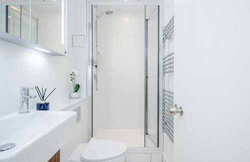 Luxury Central Mayfair Townhouse with A/C 3BR 3BA - Photo 41