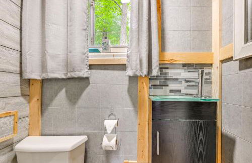 Lakefront Cabin with Fire Pit, Dock, and Boat Rental - Foto 17