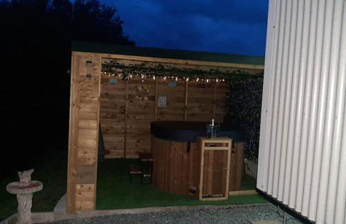 Anglesey new modern shepherds hut with spa hot tub - Foto 33