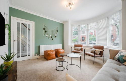 Bright 4BR Home with Garden with Free Parking and Sleeps up to 9 - Foto 1