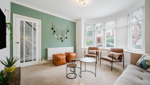 Bright 4BR Home with Garden with Free Parking and Sleeps up to 9 - Foto 1