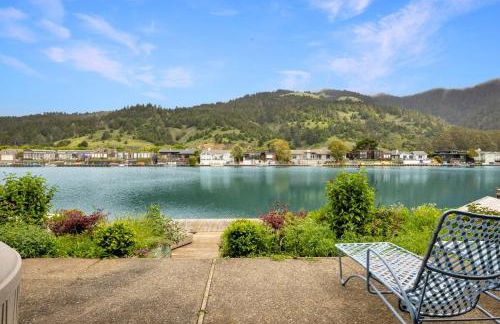 Dockside getaway with hot tub & dock - Foto 27