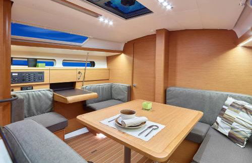 Sleep aboard a modern sailboat in Oeiras - Photo 13