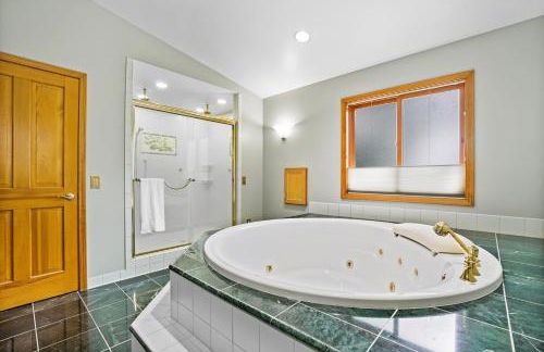 6BR Houghton Lake House with Indoor Pool, Hot Tub and Golf Simulator - Photo 28