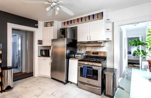 The Gold Room near downtown trains fast wifi - Photo 8