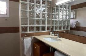 Apartamento con piscina y playa - Foto 26